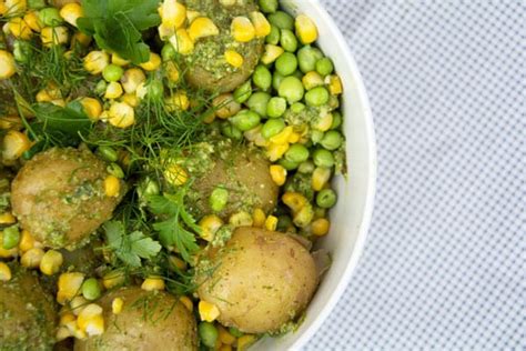 Grøn kartoffelsalat med pesto og ærter Få opskrift her