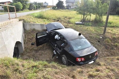 Putnik 19 i 20 godišnji vozač ozlijeđeni nakon što su s ceste autom