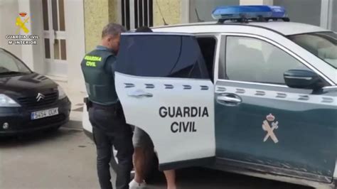 Tres Detenidos Por Retener Agredir Y Amenazar Con Una Pistola A Un