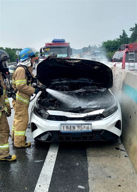 서울문산고속도로서 승용차 가드레일 충돌 후 화재운전자 중상 연합뉴스