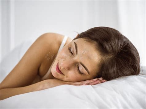 Mooie Jonge Brunette Vrouw Slaapt Terwijl Ze Rustig In Bed Ligt En Vol Geluk Concept Van De