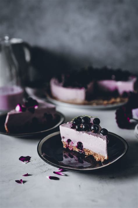 Sommerliche Cassis Buttermilch Torte direkt aus dem Kühlschrank