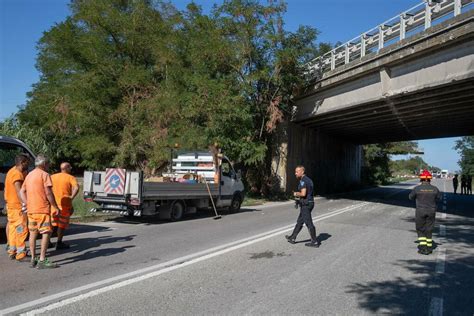 Camion Con Gru Percorre Via Molinetto E Sbatte Contro La Volta Del