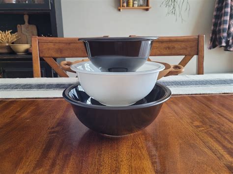 A Set Of 3 Black And White Pyrex Nesting Mixing Bowls 325 323 And 322