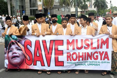 Rohingyas des milliers de musulmans manifestent en Indonésie Challenges