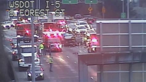 Multi Vehicle Crash Causes Backups Delays On Northbound I 5 In Seattle