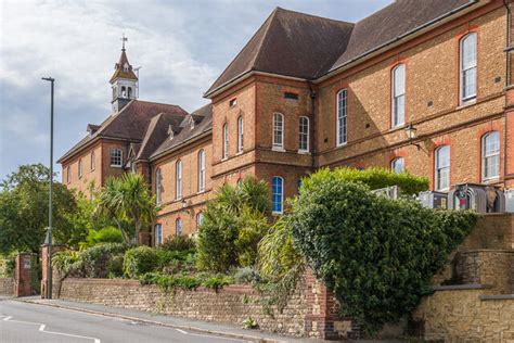 Farnham Road Hospital © Ian Capper Cc By Sa20 Geograph Britain And