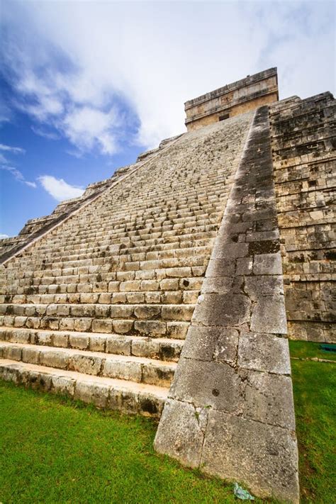 Kukulkan Pyramid in Chichen Itza Stock Photo - Image of chichenitza ...