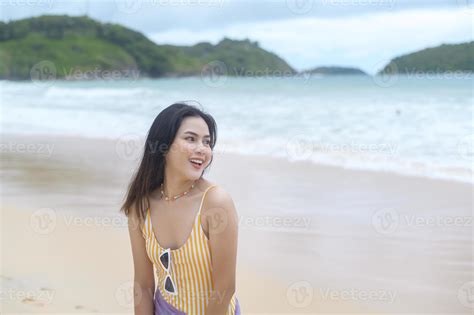 belle jeune femme en bikini profitant et se relaxant sur la plage l été les vacances les
