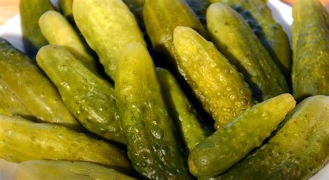 Хрустящие соленые огурцы на зиму в банках — 8 рецептов