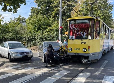 Tramvai VS BMW 1 0 Un şofer s a ales cu faceliftu prostului pe