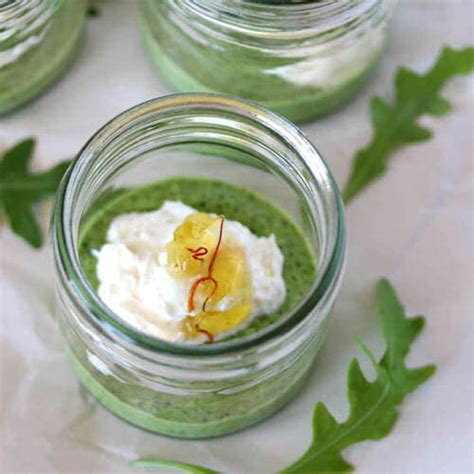 Verrines de pesto roquette chèvre frais et confit de safran