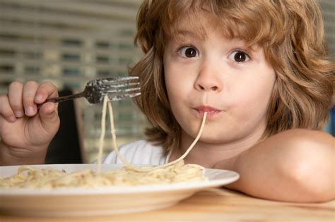 Ni O Gracioso Comiendo Pasta Espaguetis Cara De Cerca Retrato De