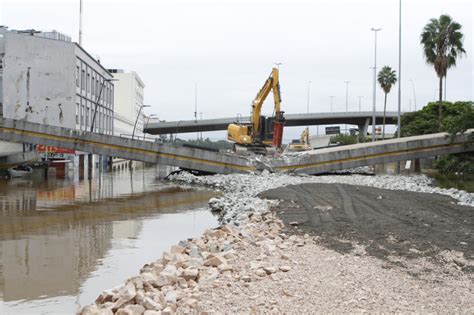 Passarela Da Rodovi Ria De Porto Alegre Demolida Para Abrir Corredor