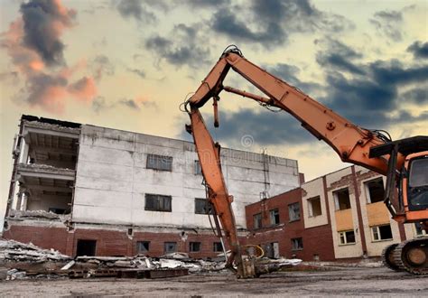 High Reach Excavator Machines For Demolition Of Tall Building Machine