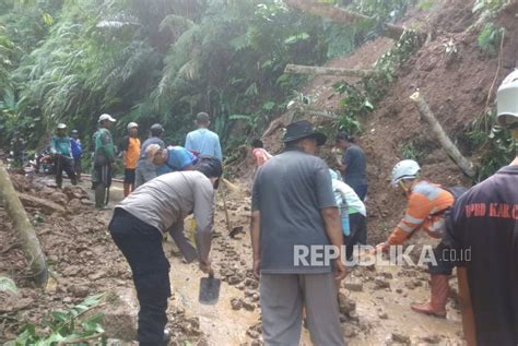 Sempat Tertutup Longsor Akses Jalan Desa Cihaurbeuti Ciamis Bisa