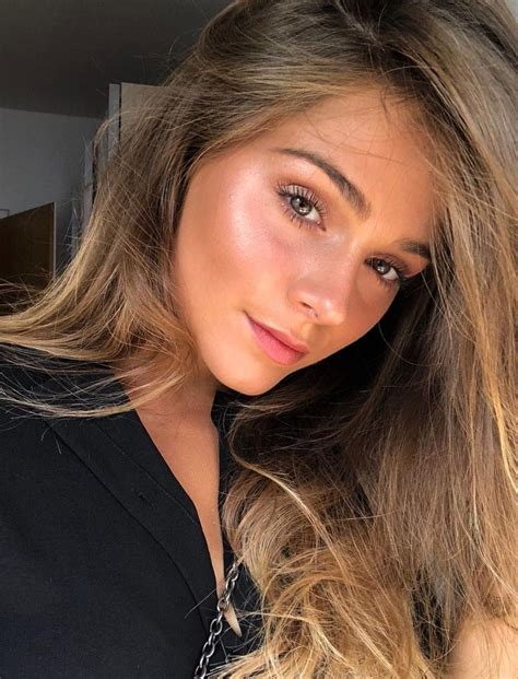 Model Jessy Hartel Pinner George Pin