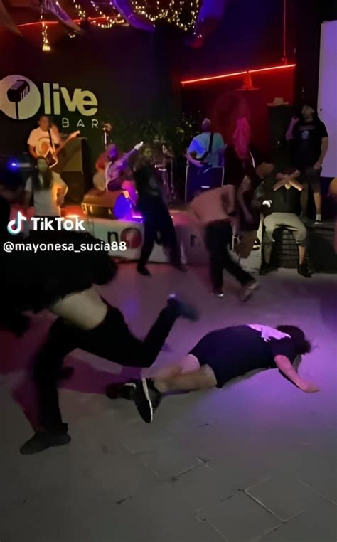 Joven noquea a su compañero en slam de hardcore VIDEO