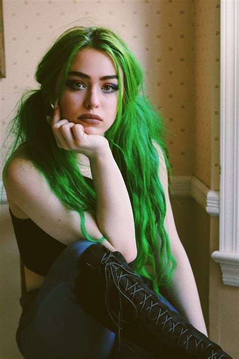 Pin By Dark Conker On Moda Anos 90 Dark Green Hair Green Hair Green Hair Girl