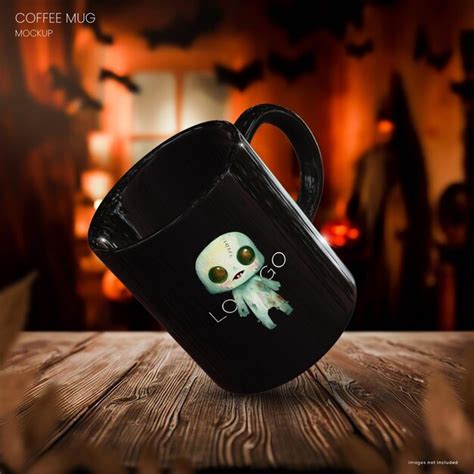 Maqueta de taza de café de halloween sobre una mesa de madera oscura