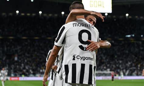 Morata Festeggia Bernardeschi Lesultanza Dopo Il Gol In Juve Cagliari