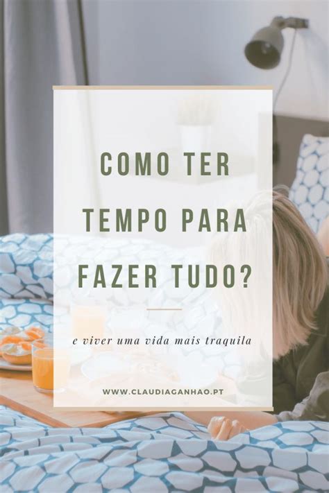 A Girl Laying On Her Bed With The Words Como Tempo Para Fazer Tudo