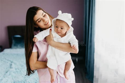 Retrato De Una Madre Joven Feliz Con Un Peque O Beb Foto De Archivo