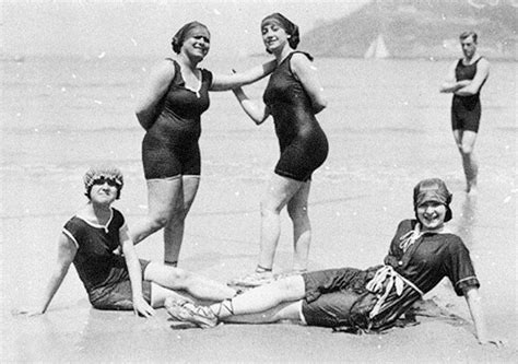 36 Interesting Vintage Photos Of Women In Bathing Costumes In The 1910s