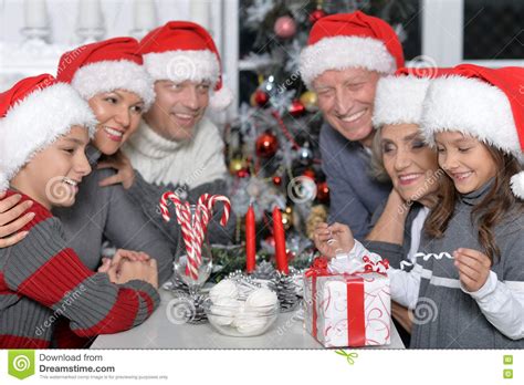 Familia Que Celebra La Navidad Foto De Archivo Imagen De Cabritos