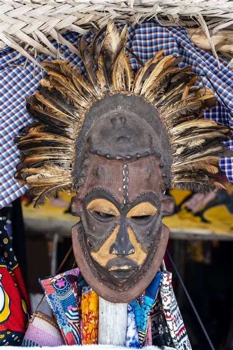 M Scaras Tradicionais De Madeira Africanas Penduradas Para Venda No