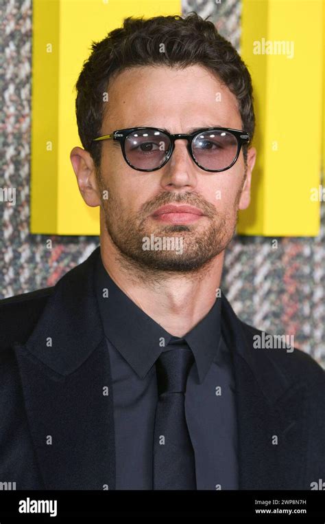 Theo James Bei Der Premiere Der Netflix Serie The Gentlemen Im Theatre