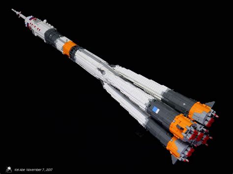 LEGO MOC Sojus Rakete im Minifiguren-Maßstab | zusammengebaut