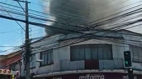 VIDEO Un incendio afecta a cuatro locales comerciales de Tomé