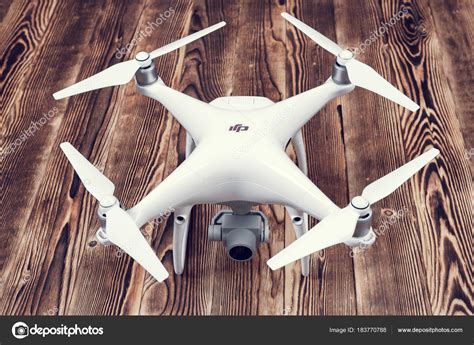 Drone blanc sur le dessus de l avion d Rendre Photo éditoriale