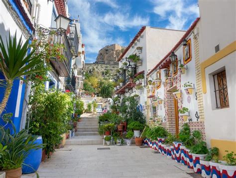 Hermosa Escalera Con Flores En El Casco Antiguo De Alicante Imagen De