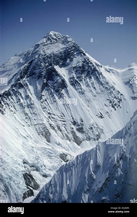 Aerial view of mount everest hi-res stock photography and images - Alamy