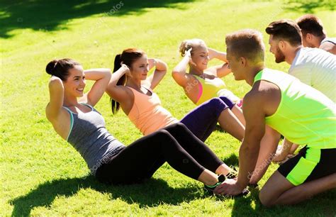 Grupo De Amigos O Deportistas Ejercicio Al Aire Libre — Fotos De Stock