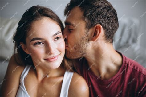 Portrait De Couple à La Maison Ensemble Assis Sur Le Sol Près Du Canapé