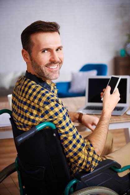 Portrait D Homme D Affaires Handicap Au Bureau Photo Gratuite