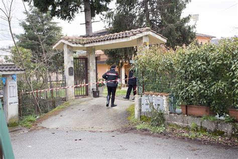 Cosenza Famiglia Trovata Morta In Casa Ipotesi Omicidio Suicidio