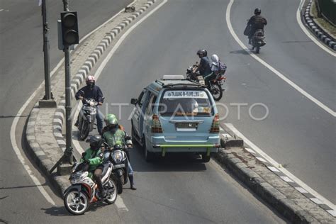 KENDARAAN MELAWAN ARUS ANTARA Foto