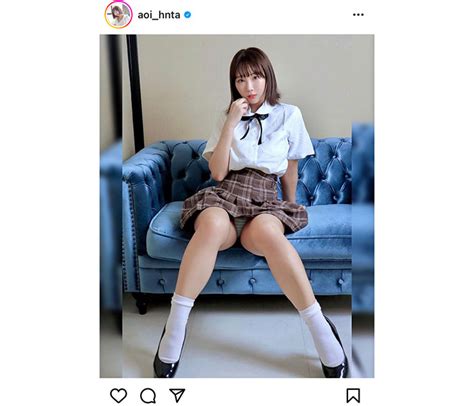 日向葵衣、制服スカートから縞パンツ見せつけの開脚ショットがセクシーすぎる！ Wwsチャンネル