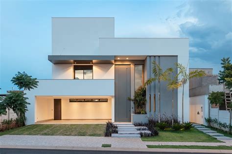 Fachada de casa contemporânea branca e cinza com frisos! | Fachadas de