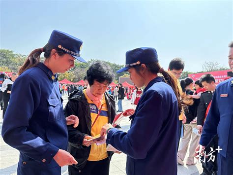 学雷锋，见行动！汕头消防开展志愿服务活动宣传群众木蓝