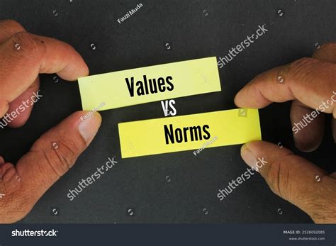 kertas berwarna  perkataan values  stock photo