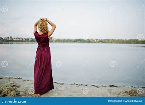 Femme Sensuelle Blonde En Robe Marsala Rouge Image Stock Image Du