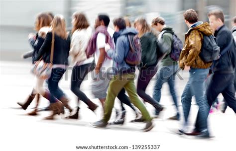 Un Grand Groupe De Jeunes Scène Photo De Stock Modifiable 139255337