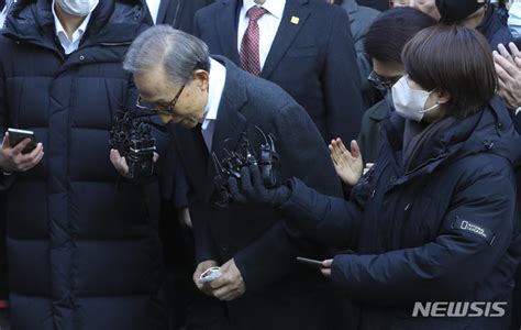 고개숙인 이명박 전 대통령 국민께 심려 끼쳐 대단히 송구 뉴시스pic 공감언론 뉴시스통신사