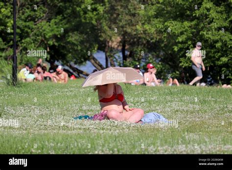 Fille en surpoids en bikini Banque de photographies et dimages à haute résolution Alamy