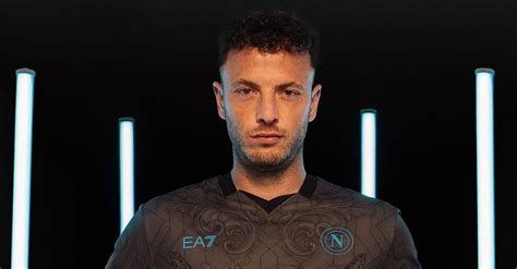 FOTO La terza maglia del Napoli è realtà Presentato il nuovo kit da